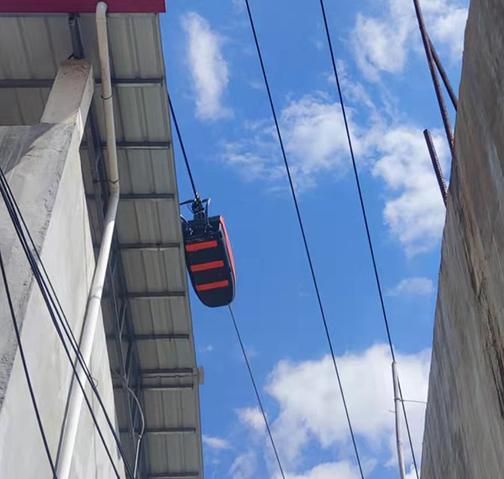 云南楚雄通過帶電絕緣涂覆機器人為裸導線“穿外衣”